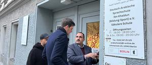 Schulleiter Hudhaifa Al-Mashhadani und Bezirksbürgermeister Martin Hikel (SPD) im Januar vor der Deutsch-Arabischen Schule in Neukölln. Hikel hatte die Schule nach wiederholten Drohungen besucht.
