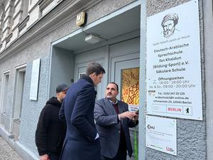 Schulleiter Hudhaifa Al-Mashhadani und Bezirksbürgermeister Martin Hikel (SPD) im Januar vor der Deutsch-Arabischen Schule in Neukölln. Hikel hatte die Schule nach wiederholten Drohungen besucht.