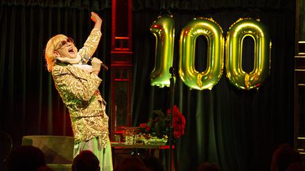 Ulrich Michael Heissig als Irmgard Knef in der neuen Show „Noch da! 100 Jahr, blondes Haar“ in der Bar jeder Vernunft.