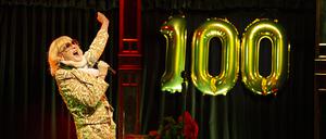 Ulrich Michael Heissig als Irmgard Knef in der neuen Show „Noch da! 100 Jahr, blondes Haar“ in der Bar jeder Vernunft.