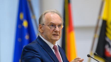 Reiner Haseloff (CDU), Ministerpräsident des Landes Sachsen-Anhalt, steht im Plenarsaal des Landtages von Sachsen-Anhalt am Rednerpult und spricht zu den Abgeordneten (Archivbild).