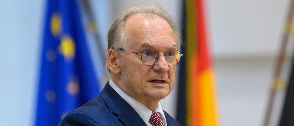 Reiner Haseloff (CDU), Ministerpräsident des Landes Sachsen-Anhalt, steht im Plenarsaal des Landtages von Sachsen-Anhalt am Rednerpult und spricht zu den Abgeordneten (Archivbild).