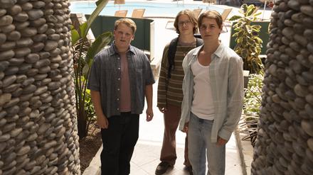 Die Juniordetektive Justus (Julius Weckauf),  Bob (Levi Brandl) und Peter (Nevio Wendt) ermitteln in einem Apartmentkomplex. 