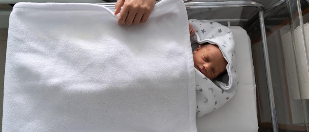 Nach einer Großfahndung in der Stadt Cosenza konnte die Entführerin des Neugeborenen aufgespürt und das Baby den besorgten Eltern zurückgegeben werden.