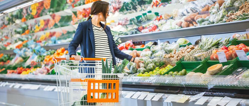 Obst und Gemüse im Supermarkt: Was übrig bleibt, landet häufig bei den Tafeln und anderen Lebensmittelrettern.
