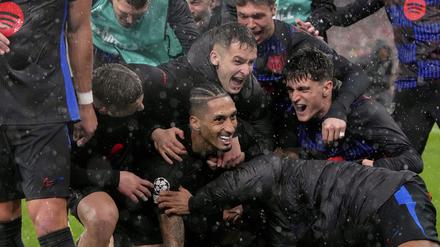Ekstase nach dem Schlusspfiff. Barcelona feiert das Mega-Comeback.