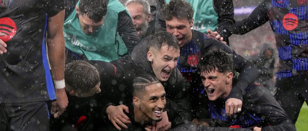 Ekstase nach dem Schlusspfiff. Barcelona feiert das Mega-Comeback.