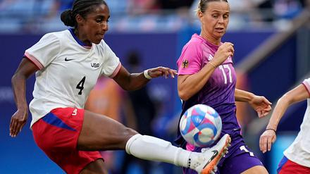 Naomi Girma (l) ist die erste Fußballerin weltweit, für die über eine Million Euro Ablöse gezahlt wird.
