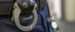 Handschellen hängen am Gürtel eines Polizisten der Polizeiinspektion 11.