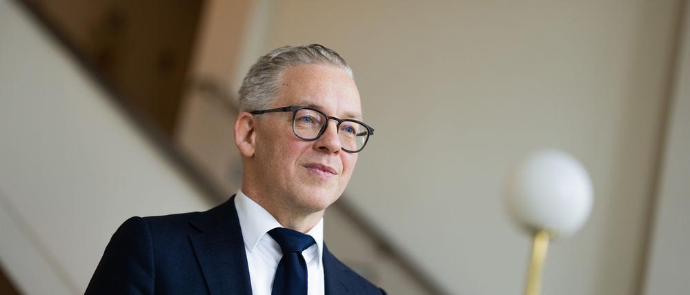 Cum-Ex-Chefermittler und Oberstaatsanwalt der Staatsanwaltschaft Köln, Tim Engel, möchte bald neue Anklagen gegen Steuerbetrüger erheben.