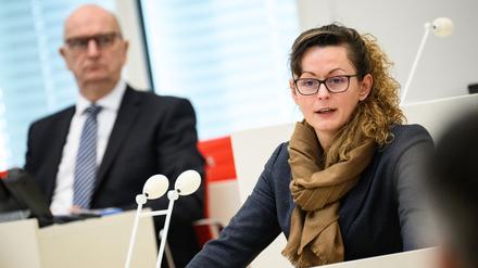 Brandenburgs Agrar- und Umweltministerin Hanka Mittelstädt (SPD) spricht im Landtag. Im Hintergrund Ministerpräsident Dietmar Woidke (SPD). 