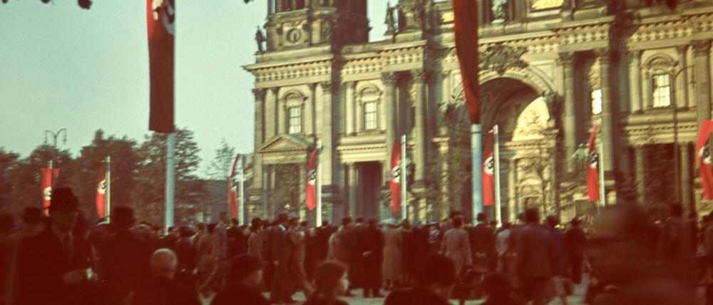 Der Berliner Dom im Zeichen des NS, hier eine NS-Kundgebung im Lustgarten. Schon vor 1933 hatte der Domprediger seinen Predigten völkisch-antisemitisches Vokabular beigemischt.
