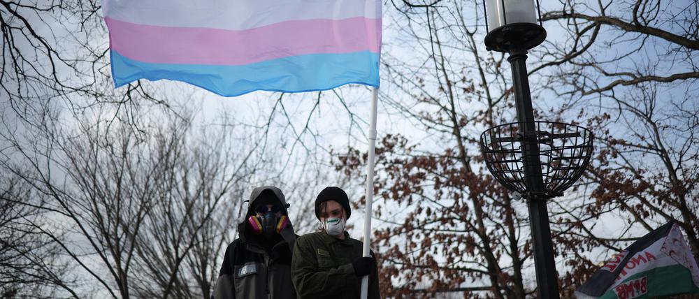 Demonstrierende mit Transgender-Flagge in Washington.