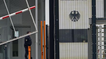 Die oberste deutsche Anklagebehörde wirft ihnen unter anderem die Mitgliedschaft in einer linksextremistischen kriminellen Vereinigung sowie gefährliche Körperverletzung vor.