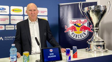  Don Jackson, Trainer des deutschen Eishockey-Meisters EHC Red Bull München, spricht auf einer Pressekonferenz. 