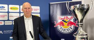 Don Jackson, Trainer des deutschen Eishockey-Meisters EHC Red Bull München, spricht auf einer Pressekonferenz. 