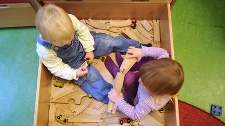 ARCHIV - Kinder spielen am 23.10.2012 in einer Kinderkrippe in Hannover (Niedersachsen). (zu dpa "Mehr Kinder unter drei Jahren in Tagesbetreuung" vom 27.07.2017) Foto: Julian Stratenschulte/dpa +++(c) dpa - Bildfunk+++ | Verwendung weltweit