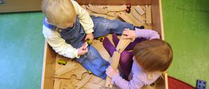 ARCHIV - Kinder spielen am 23.10.2012 in einer Kinderkrippe in Hannover (Niedersachsen). (zu dpa "Mehr Kinder unter drei Jahren in Tagesbetreuung" vom 27.07.2017) Foto: Julian Stratenschulte/dpa +++(c) dpa - Bildfunk+++ | Verwendung weltweit