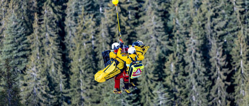 Der Österreicher Felix Hacker wurde nach einem Trainingssturz in Kitzbühel per Hubschrauber geborgen.