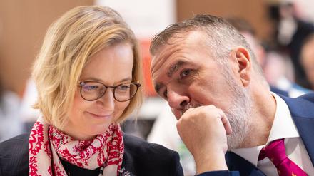 Archivbild: Katja Wolf und Steffen Schütz, beide Landesvorsitzende, sitzen beim Landesparteitag BSW Thüringen in der Festhalle zusammen.  