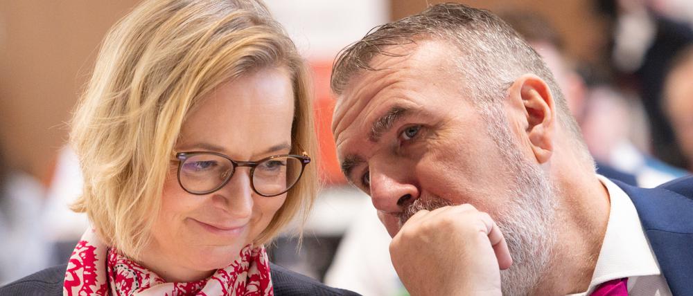 Archivbild: Katja Wolf und Steffen Schütz, beide Landesvorsitzende, sitzen beim Landesparteitag BSW Thüringen in der Festhalle zusammen.