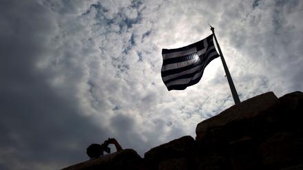 Eine griechische Flagge weht auf der Akropolis in Athen.