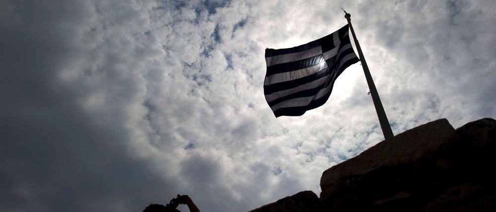 Eine griechische Flagge weht auf der Akropolis in Athen.