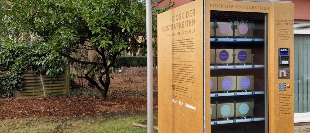 Für zwei Euro kann jeder Besucher und jede Besucherin des Friedhofs ein Päckchen ziehen.