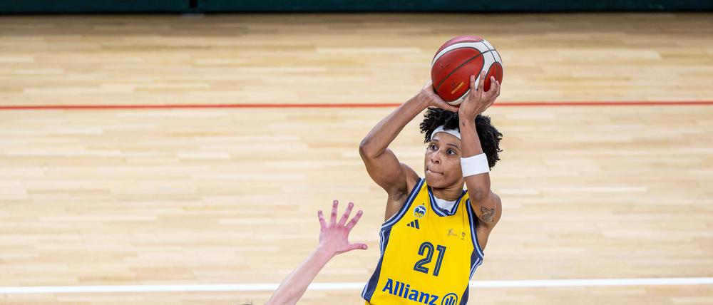 Deeshyra Thomas hat ihre Trikotnummer vor der Saison von 24 auf 21 gewechselt.