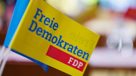 „Freie Demokraten – FDP“ steht bei einem Parteitag der FDP auf einem Fähnchen. 