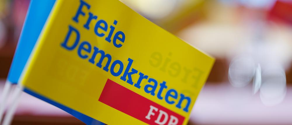 „Freie Demokraten – FDP“ steht bei einem Parteitag der FDP auf einem Fähnchen. 
