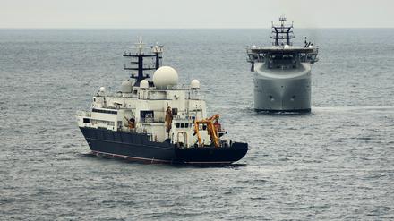 Ein vom britischen Verteidigungsministerium (MOD) am 22. Januar 2025 in London veröffentlichtes Bild zeigt die Royal Navy Royal Navy of RFA Proteus (R) auf Patrouille in der Nähe des russischen Schiffs Jantar im November 2024.