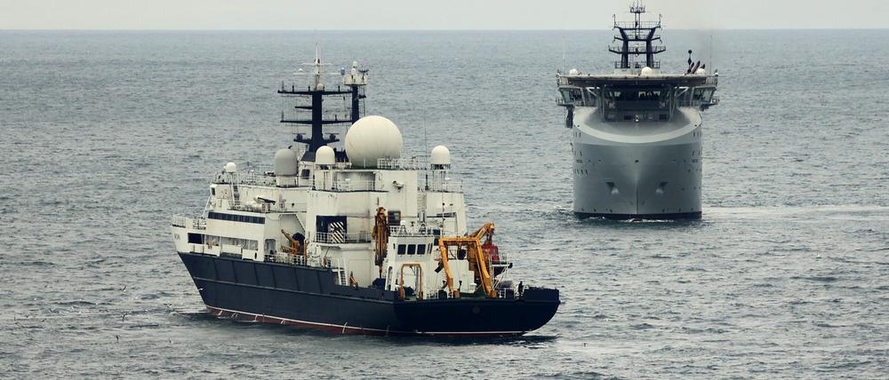 Ein vom britischen Verteidigungsministerium (MOD) am 22. Januar 2025 in London veröffentlichtes Bild zeigt die Royal Navy Royal Navy of RFA Proteus (R) auf Patrouille in der Nähe des russischen Schiffs Jantar im November 2024.