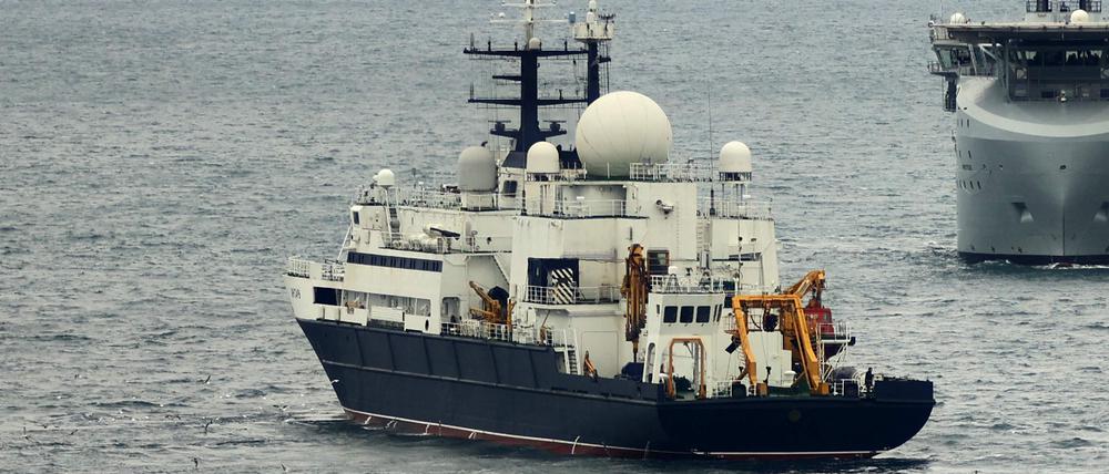 Ein vom britischen Verteidigungsministerium (MOD) am 22. Januar 2025 in London veröffentlichtes Bild zeigt die Royal Navy Royal Navy of RFA Proteus (R) auf Patrouille in der Nähe des russischen Schiffs Jantar im November 2024. 