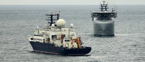 Ein vom britischen Verteidigungsministerium (MOD) am 22. Januar 2025 in London veröffentlichtes Bild zeigt die Royal Navy Royal Navy of RFA Proteus (R) auf Patrouille in der Nähe des russischen Schiffs Jantar im November 2024. 