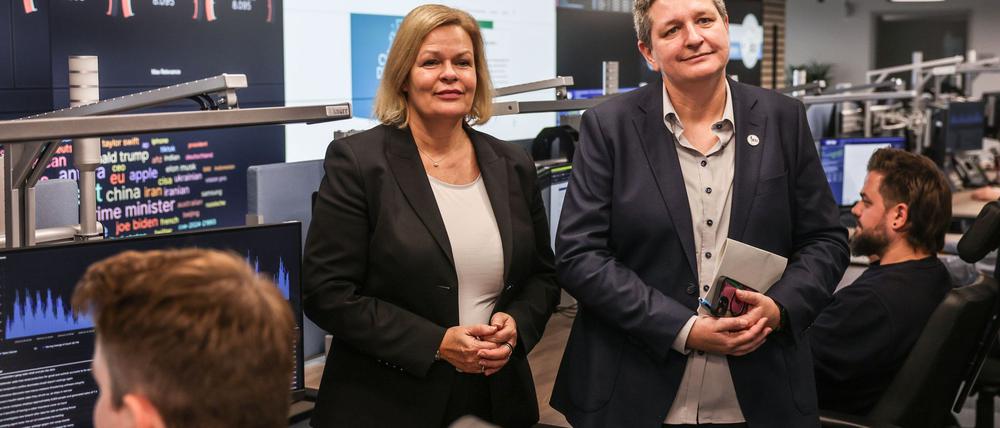 Im vergangenen Februar besuchte Bundesinnenministerin Nancy Faeser (SPD) - hier mit BSI-Präsidentin Claudia Plattner - das Nationale IT-Lagezentrum beim Bundesamt für Sicherheit in der Informationstechnik (BSI) in Bonn.