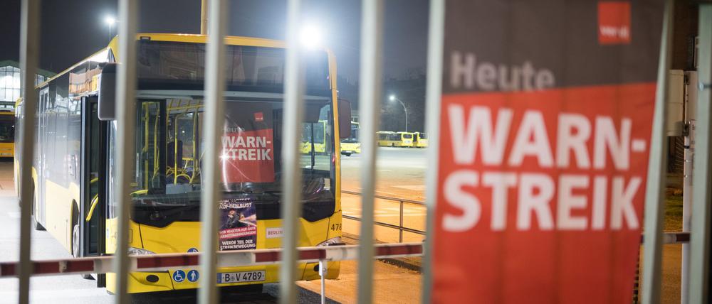 Wie im vergangenen Jahr kommt es nun wieder zum Warnstreik bei der BVG. (Archivbild)
