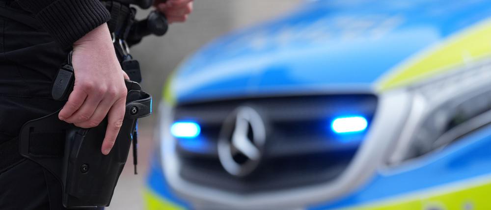 Drei Männer fallen als mutmaßlich falsche Polizisten auf. (Symbolbild)