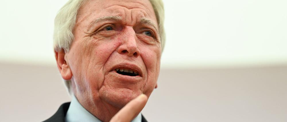 DOSB-Vorstand Volker Bouffier schließt Gespräche mit extremen Parteien aus.