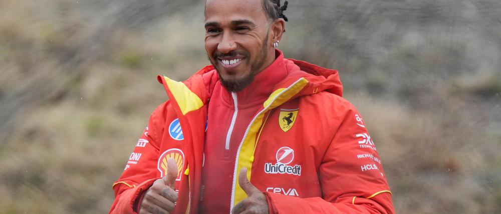 Die Freude über seine ersten Kilometer für Ferrari ist Hamilton deutlich anzusehen.