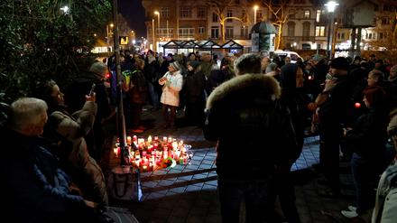 Trauer in Aschaffenburg: Menschen zünden Kerzen an zum Gedenken an die Opfer der Messerattacke.