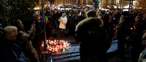 Trauer in Aschaffenburg: Menschen zünden Kerzen an zum Gedenken an die Opfer der Messerattacke.