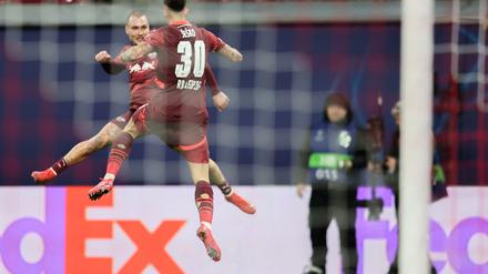 Vorlagengeber David Raum (l.) und Torschütze Benjamin Sesko bejubeln die RB-Führung.
