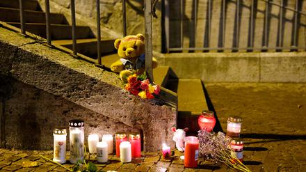 Candles and flowers are placed in a park, where earlier today two people were killed in a knife attack, one of them a child, in Aschaffenburg, Germany, January 22, 2025.     REUTERS/Heiko Becker