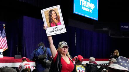 Eine Trump-Unterstützerin hält bei einer Wahlkampfveranstaltung im Bundesstaate Georgia ein Schild in die Höhe, dass die ermordete Studentin Laken Riley zeigt. (Archivbild)