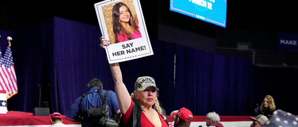 Eine Trump-Unterstützerin hält bei einer Wahlkampfveranstaltung im Bundesstaate Georgia ein Schild in die Höhe, dass die ermordete Studentin Laken Riley zeigt. (Archivbild)