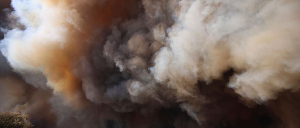 Ein Großbrand in Südkalifornien schlägt Tausende Anwohner in die Flucht.