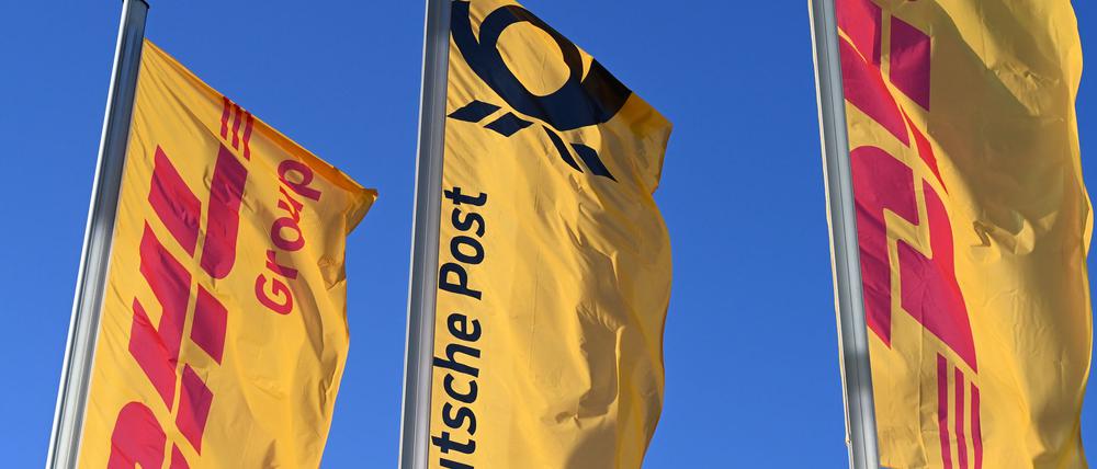 Eine Fahne der Deutschen Post weht im Wind. Die Deutsche Post gehört zum Logistikkonzern DHL.