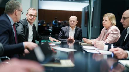 Bundeskanzler Olaf Scholz (M) bespricht sich nach dem Messerangriff von Aschaffenburg mit Bundesinnenministerin Nancy Faeser (2.v.r) und Vertretern der Sicherheitsbehörden, Jürgen Peters (l), Vizepräsident BKA,  Hans Georg Engelke (2.v.l), Staatssekretär im BMI.