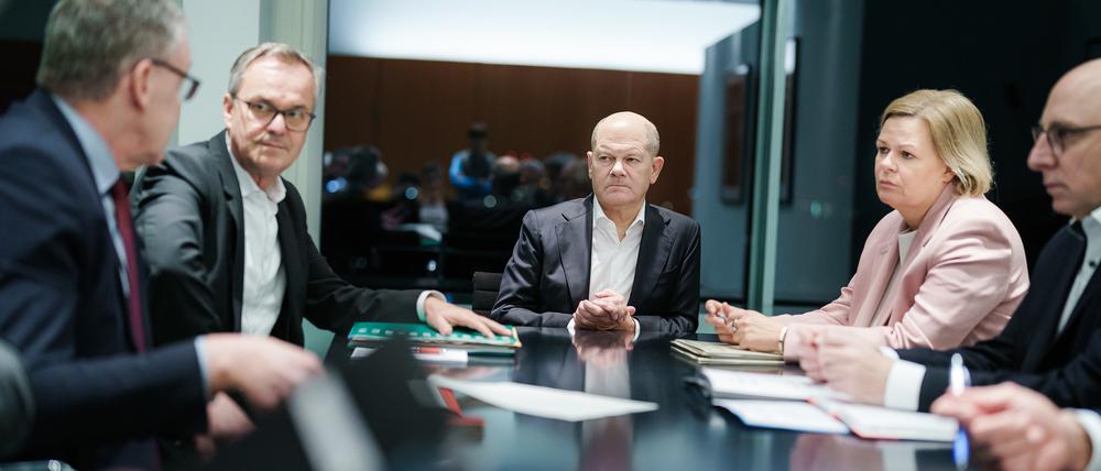 Bundeskanzler Olaf Scholz (M) bespricht sich nach dem Messerangriff von Aschaffenburg mit Bundesinnenministerin Nancy Faeser (2.v.r) und Vertretern der Sicherheitsbehörden, Jürgen Peters (l), Vizepräsident BKA, Hans Georg Engelke (2.v.l), Staatssekretär im BMI.